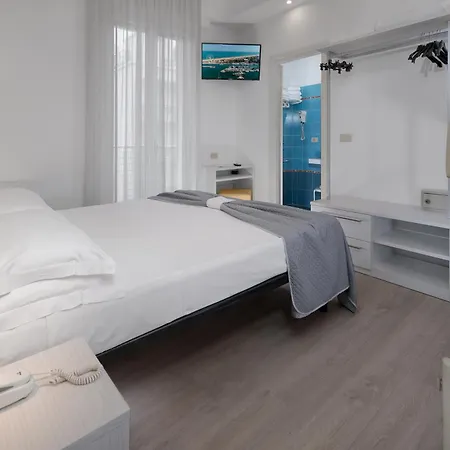 Eiffel Hotel 3*