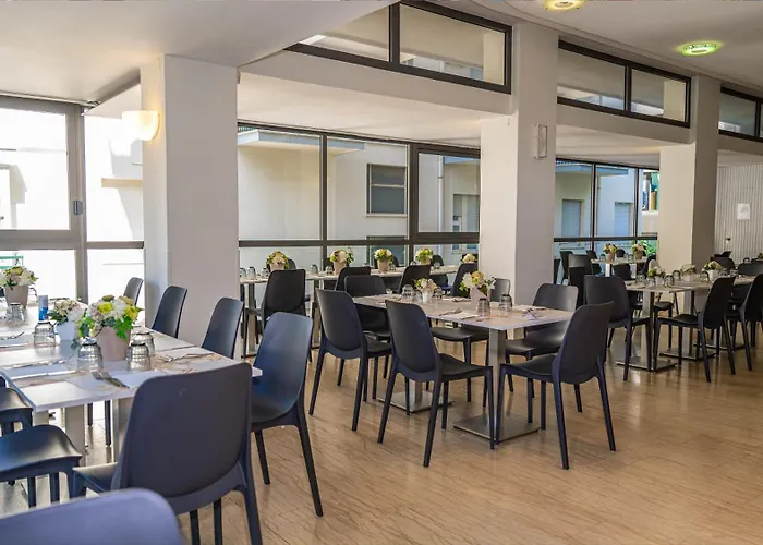 Eiffel 3* רימיני